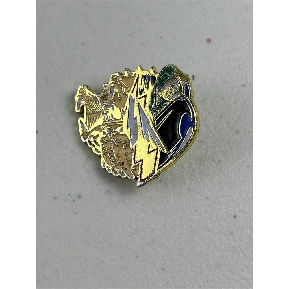 Alien VS Predator Lapel Pin Video‎ Loot Gaming Silver Color Outline